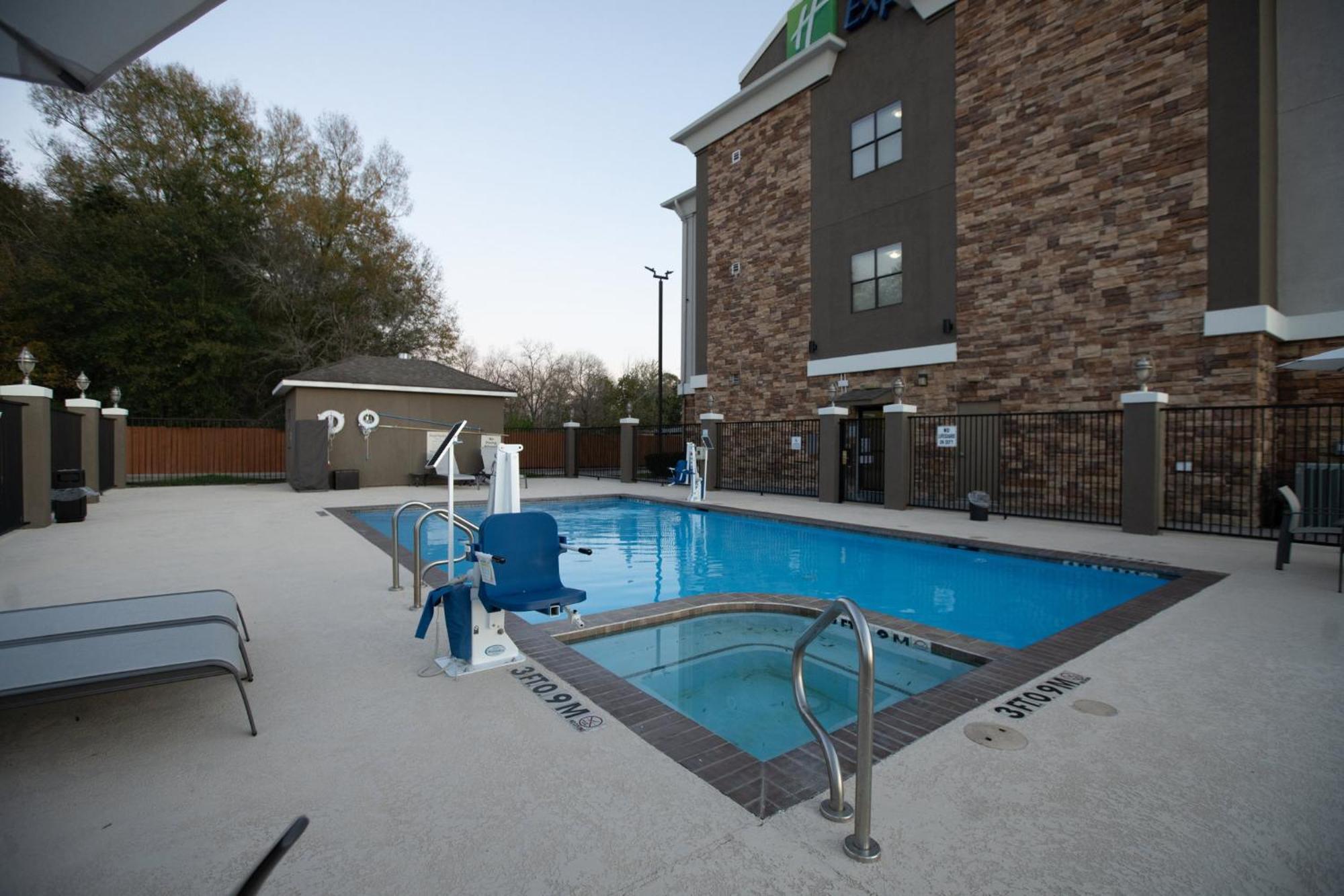Holiday Inn Express & Suites Cleveland By Ihg Exteriör bild