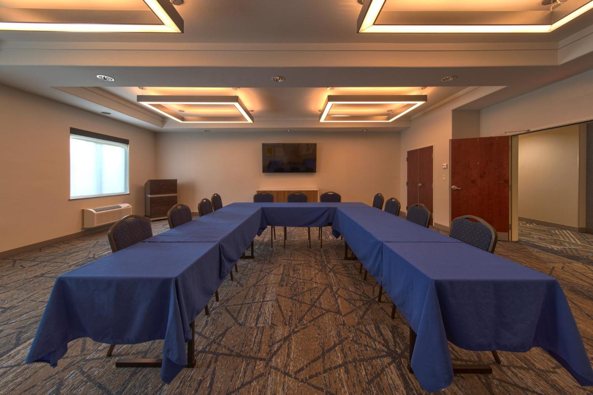 Holiday Inn Express & Suites Cleveland By Ihg Exteriör bild